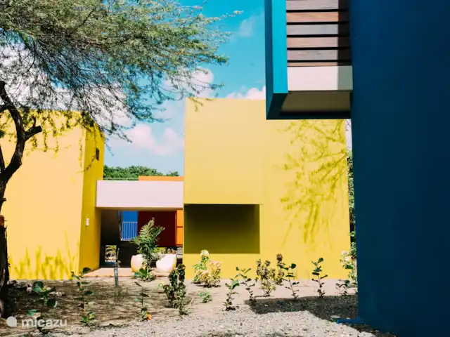 Villa Topaz piscine privée Ecoresort | Curaçao, Curaçao-Centre, Boca St. Michiel - villa Depuis le jardin, vous avez une vue sur l'arrière d'une autre villa.