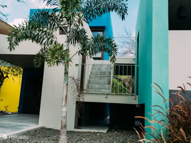 Villa Topaz piscine privée Ecoresort | Curaçao, Curaçao-Centre, Boca St. Michiel - villa A gauche de la photo l'abri voiture et les escaliers mènent au séjour et aux chambres.