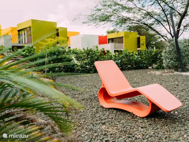 Villa Topaz piscine privée Ecoresort | Curaçao, Curaçao-Centre, Boca St. Michiel - villa Depuis le jardin, vous avez une vue sur d'autres villas colorées.