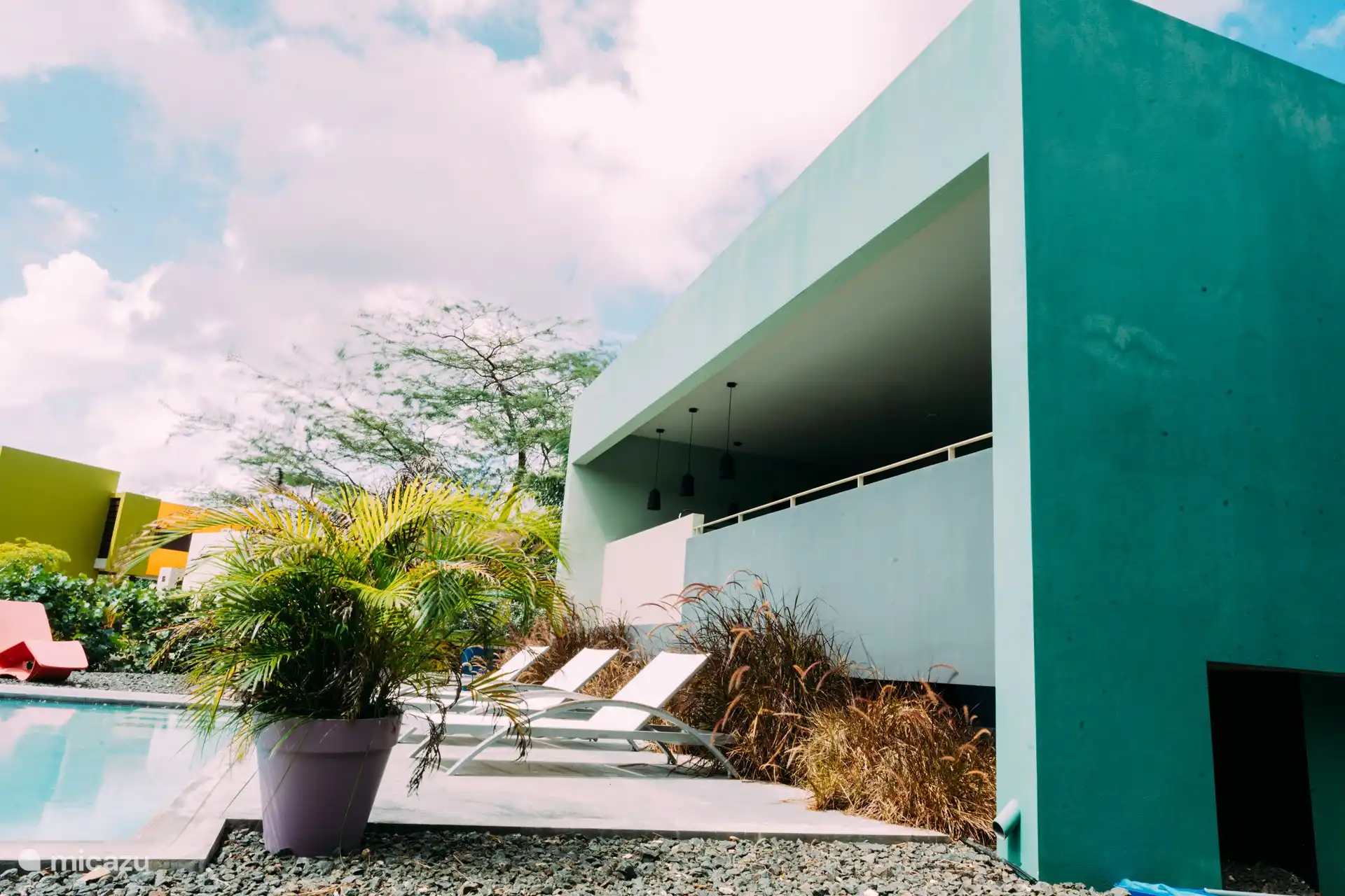 Der private Pool befindet sich neben dem Wohnzimmer.