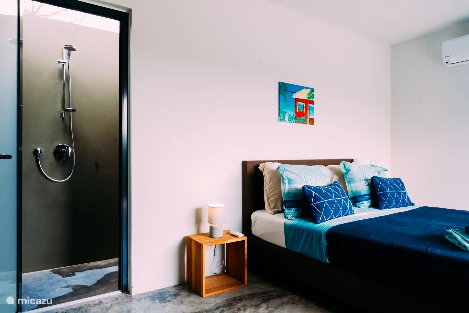 Das erste Schlafzimmer im ersten Stock. Alle Schlafzimmer verfügen über bequeme Betten, einen Kleiderschrank, eine Klimaanlage, ein geräumiges Waschbecken, eine (Außen-)Dusche und eine Toilette.