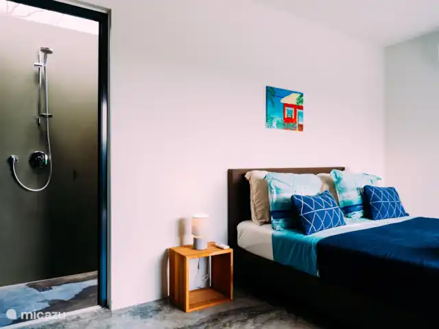 Villa Topaz piscine privée Ecoresort | Curaçao, Curaçao-Centre, Boca St. Michiel - villa La première chambre au premier étage.Toutes les chambres ont des lits confortables, une armoire, la climatisation, un lavabo spacieux, une douche (extérieure) et des toilettes.