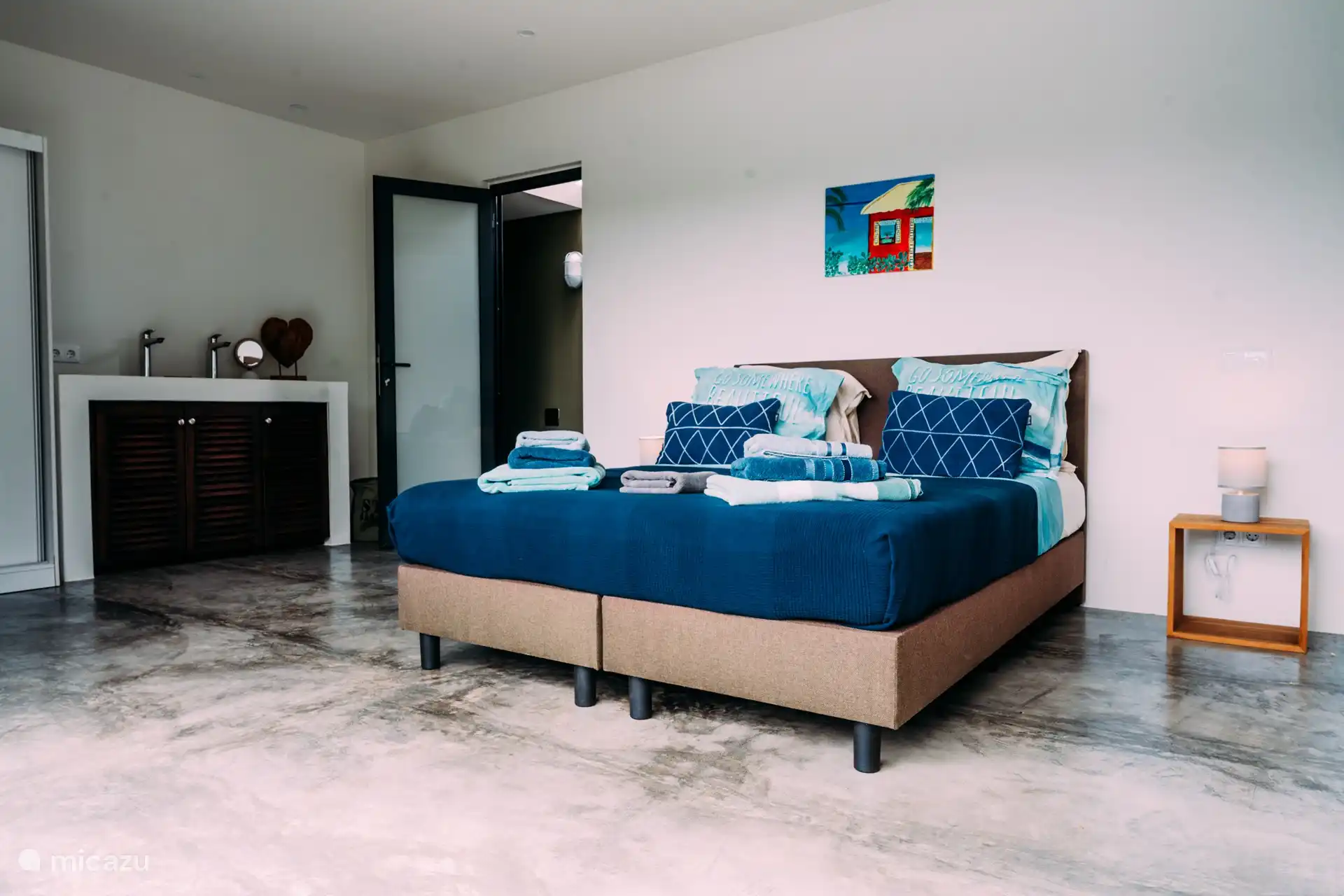 Vom Schlafzimmer aus gelangen Sie in die Außendusche.