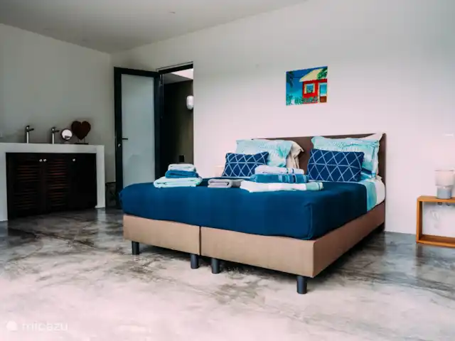 Villa Topaz piscine privée Ecoresort | Curaçao, Curaçao-Centre, Boca St. Michiel - villa De la chambre, vous entrez dans la douche extérieure.