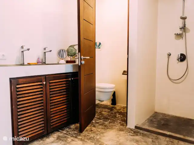 Villa Topaz piscine privée Ecoresort | Curaçao, Curaçao-Centre, Boca St. Michiel - villa La douche et les toilettes intérieures.