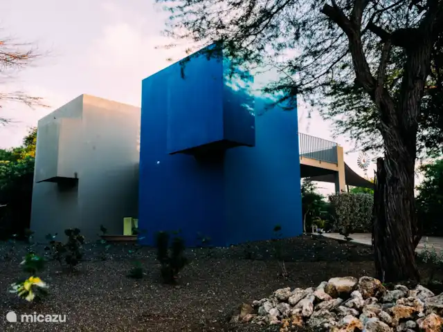 Villa Topaz piscine privée Ecoresort | Curaçao, Curaçao-Centre, Boca St. Michiel - villa L'extérieur des chambres, douche extérieure et toilettes au premier étage.