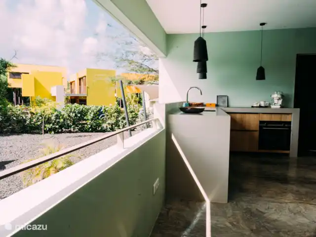 Villa Topaz piscine privée Ecoresort | Curaçao, Curaçao-Centre, Boca St. Michiel - villa De la cuisine, vous avez une vue sur le jardin et quelques autres villas.
