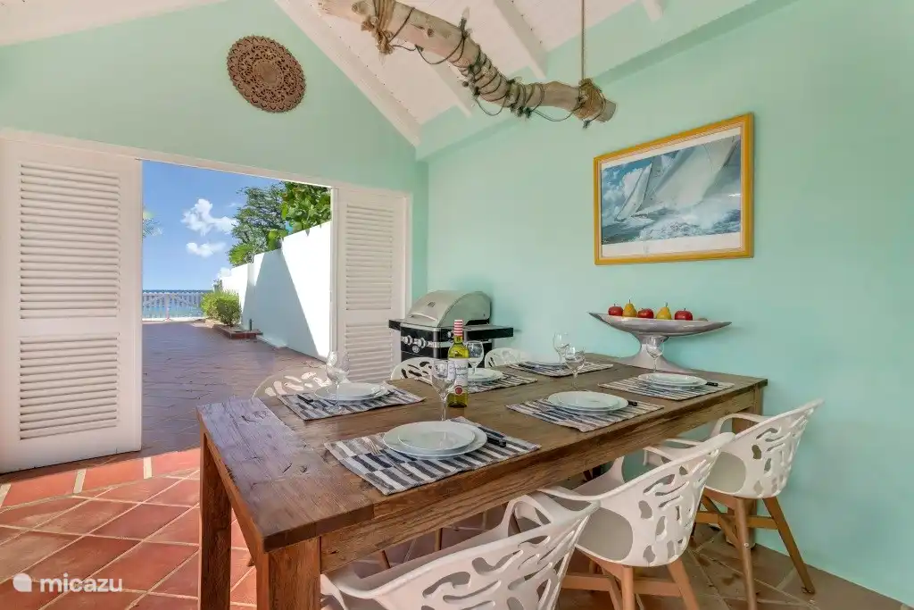 Der Esstisch im Garten von Kas Koral