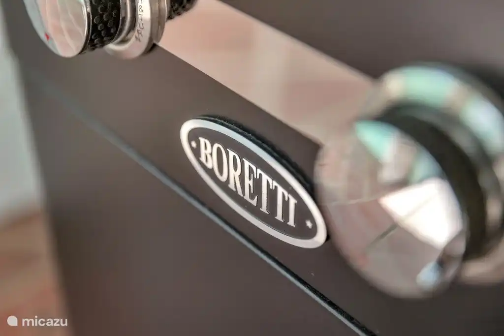 Luxuriöser Grill im Garten