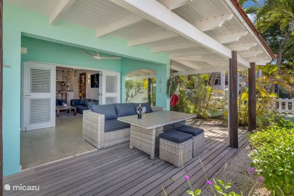 Die Veranda mit Blick auf das Meer