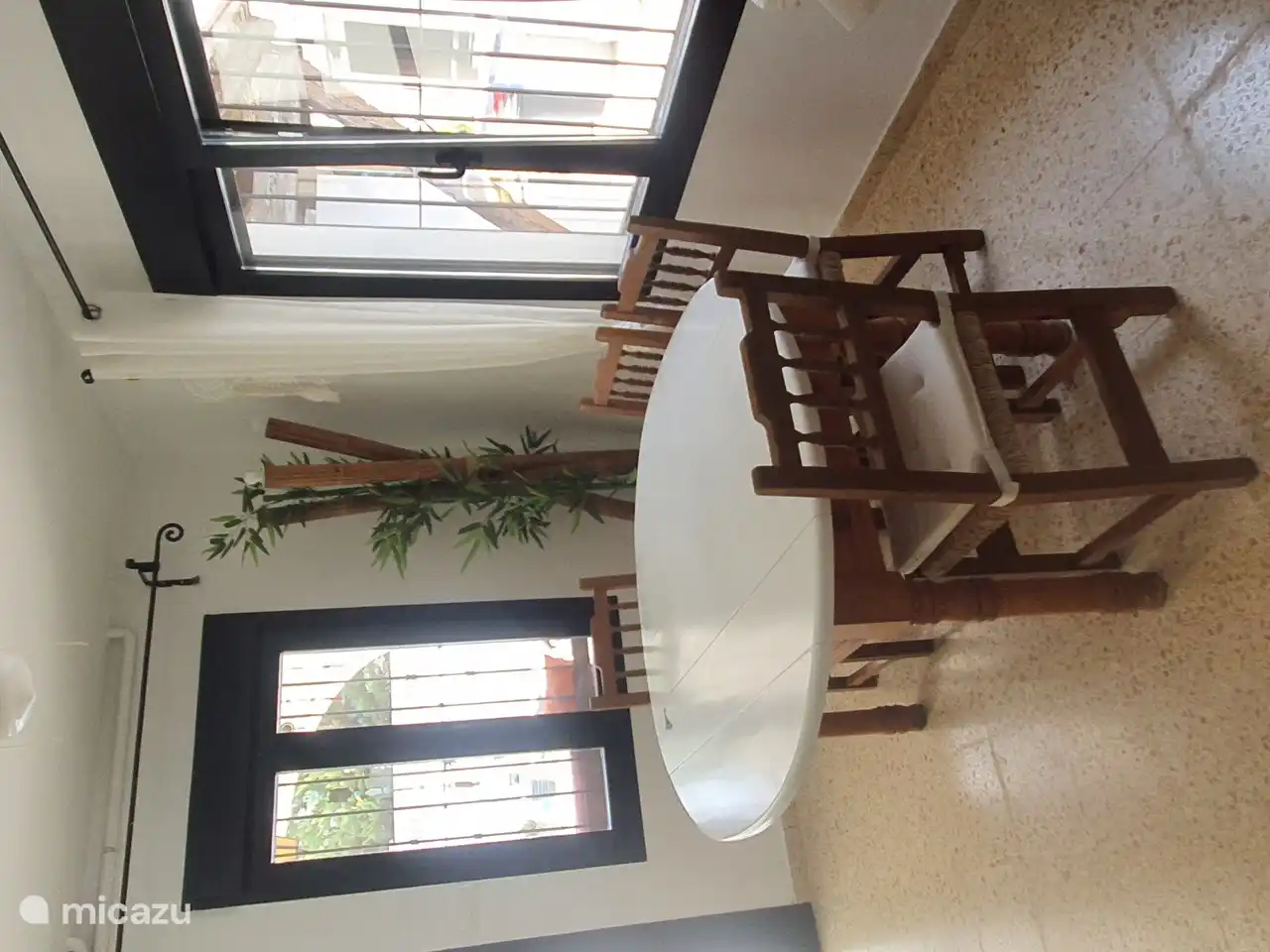 Die Wohnküche mit Tisch und 4 Stühlen.