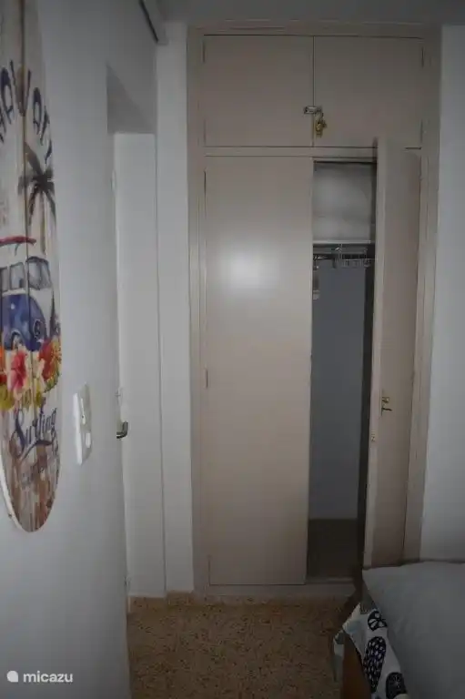 großer Vorratsschrank