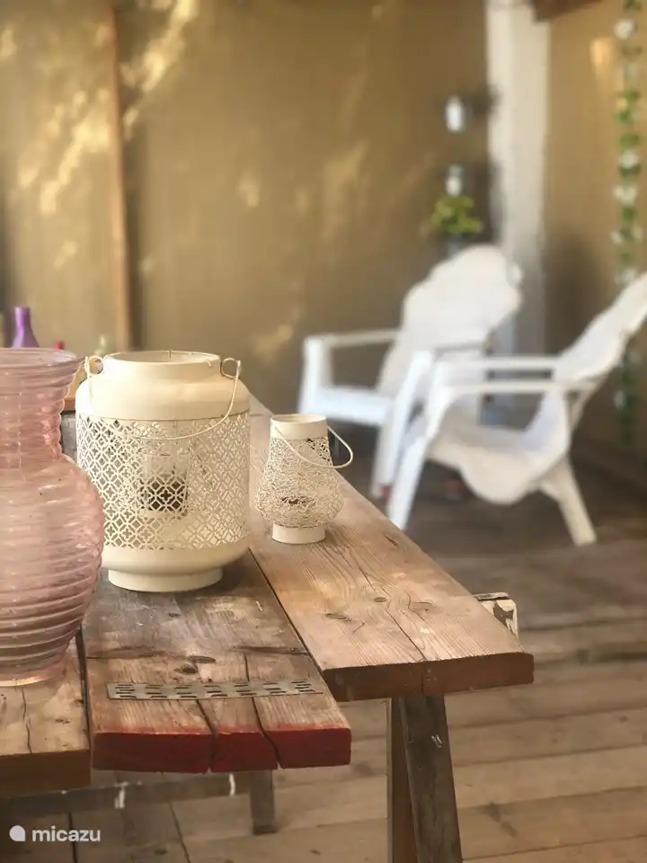 Baldachin mit Stühlen