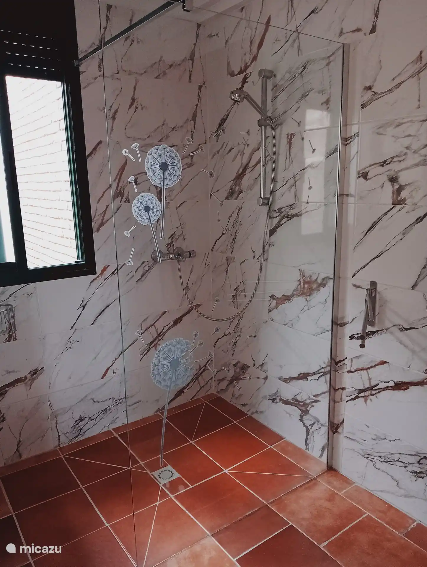 Geräumige ebenerdige Dusche