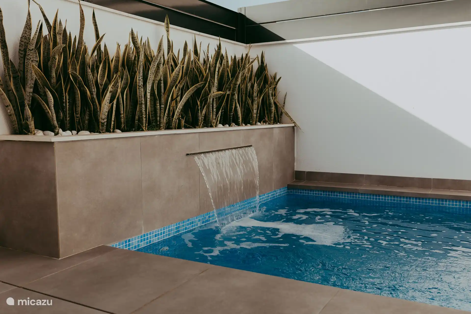 Schwimmbad mit Springbrunnen