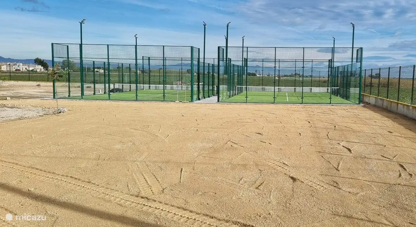 2 Padelplätze 100 m von der Villa Xantos entfernt