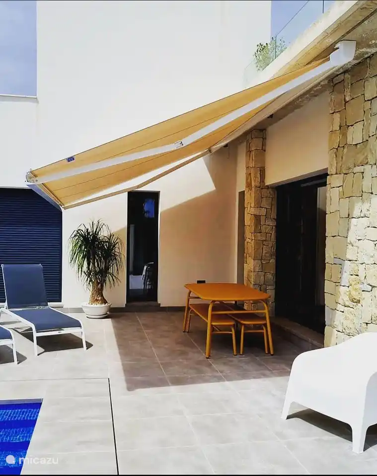 Sonnenschirmterrasse im Erdgeschoss