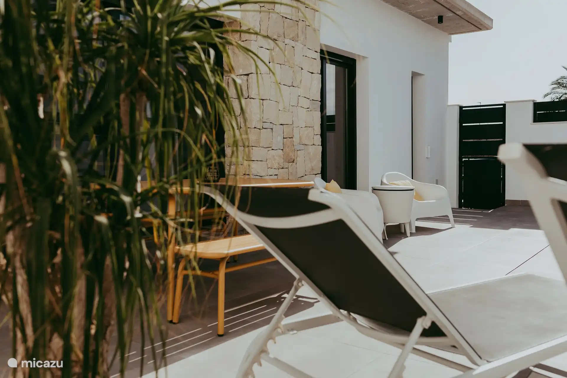 2 Sonnenliegen und 2 Liegestühle 