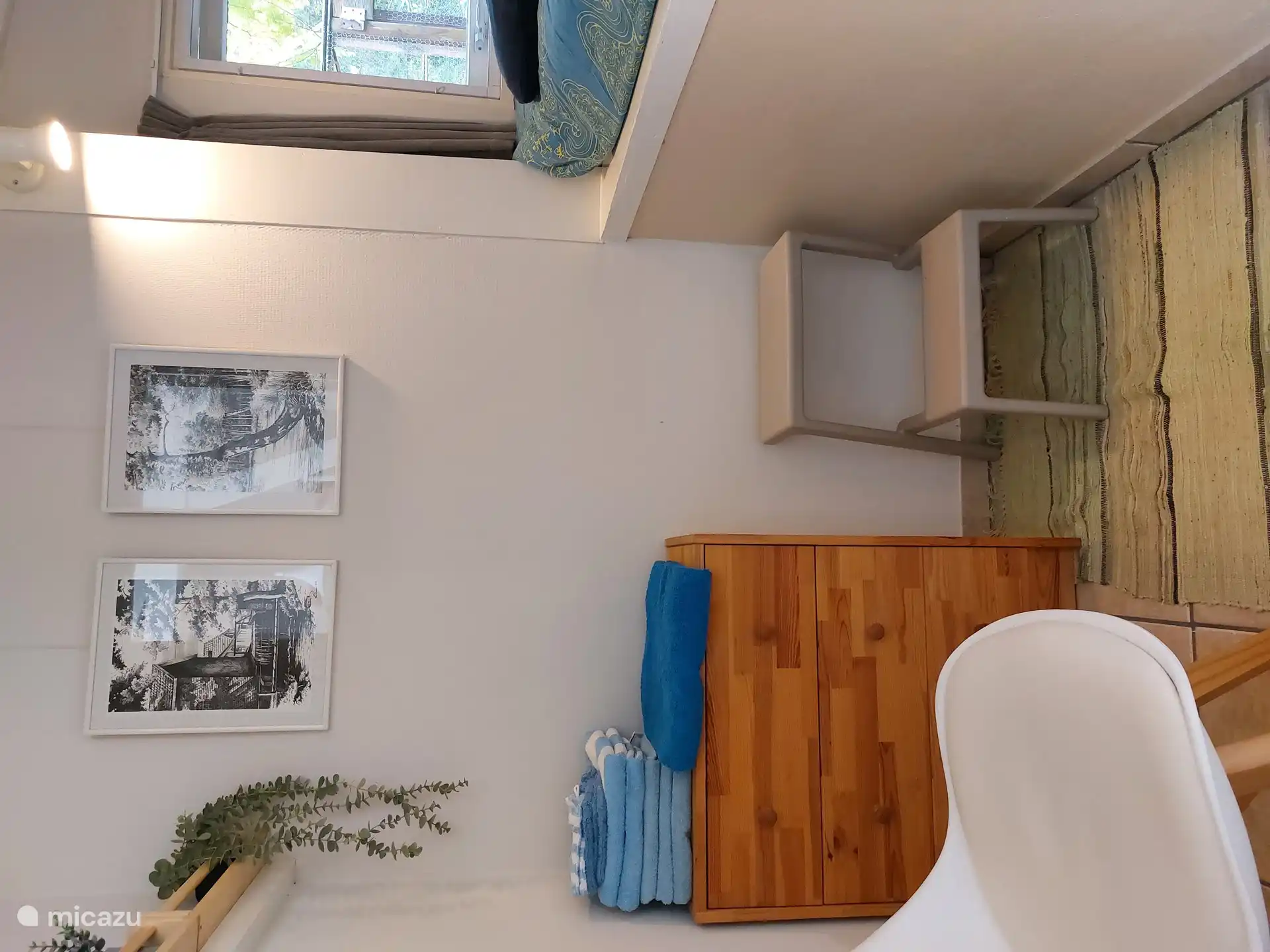 Kleine slaapkamer bed op hoogte van ongeveer 70 cm.