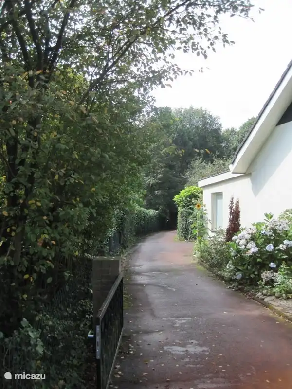 Toegangsweg naast het huis op Lochemseweg 116 Harfsen