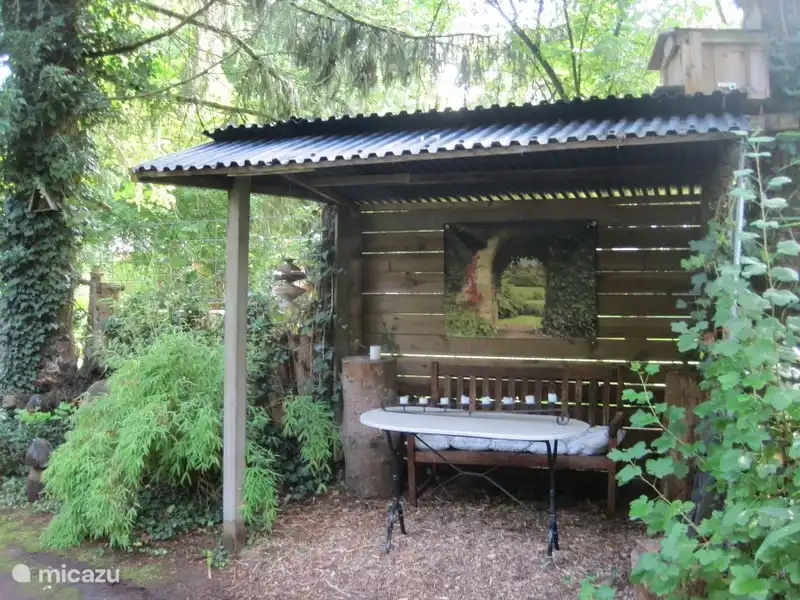 Zitje naast de  toegangsweg.