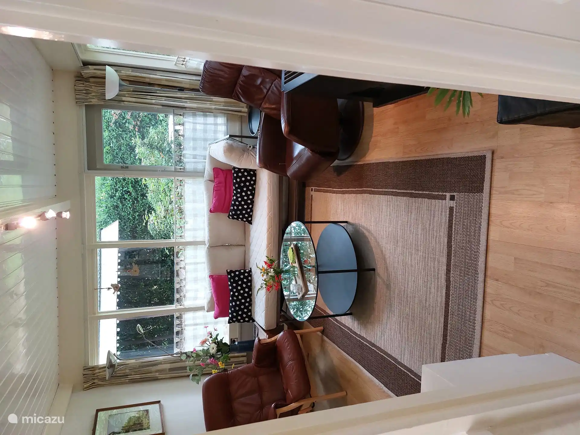 Zithoek met fijne stoelen en bedbank