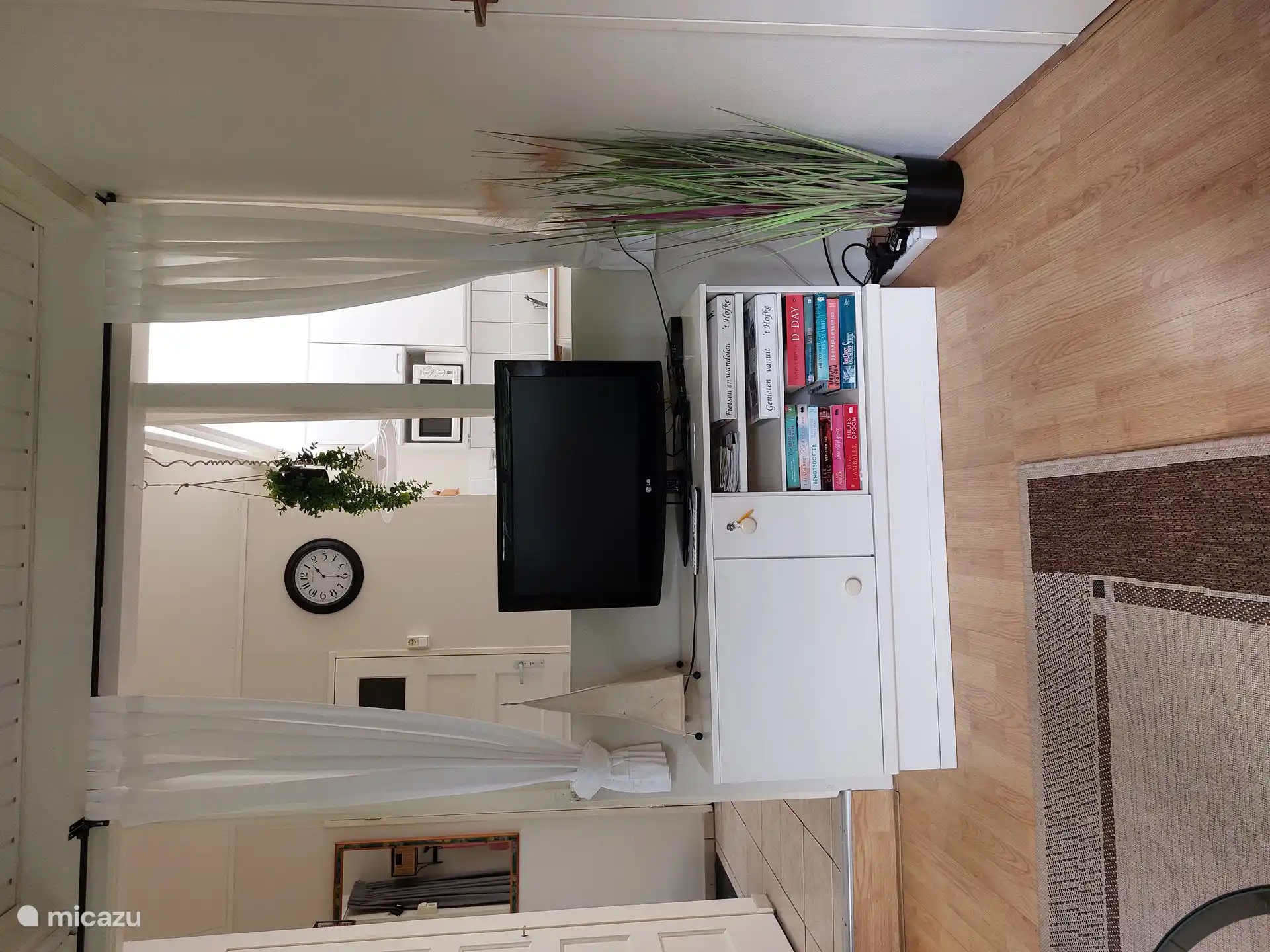 Tv hoek  doorkijkje naar keuken, Wifi aanwezig