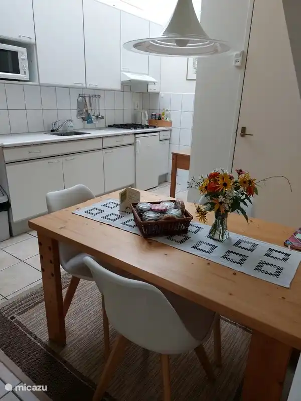 eethoek met zicht op de keuken