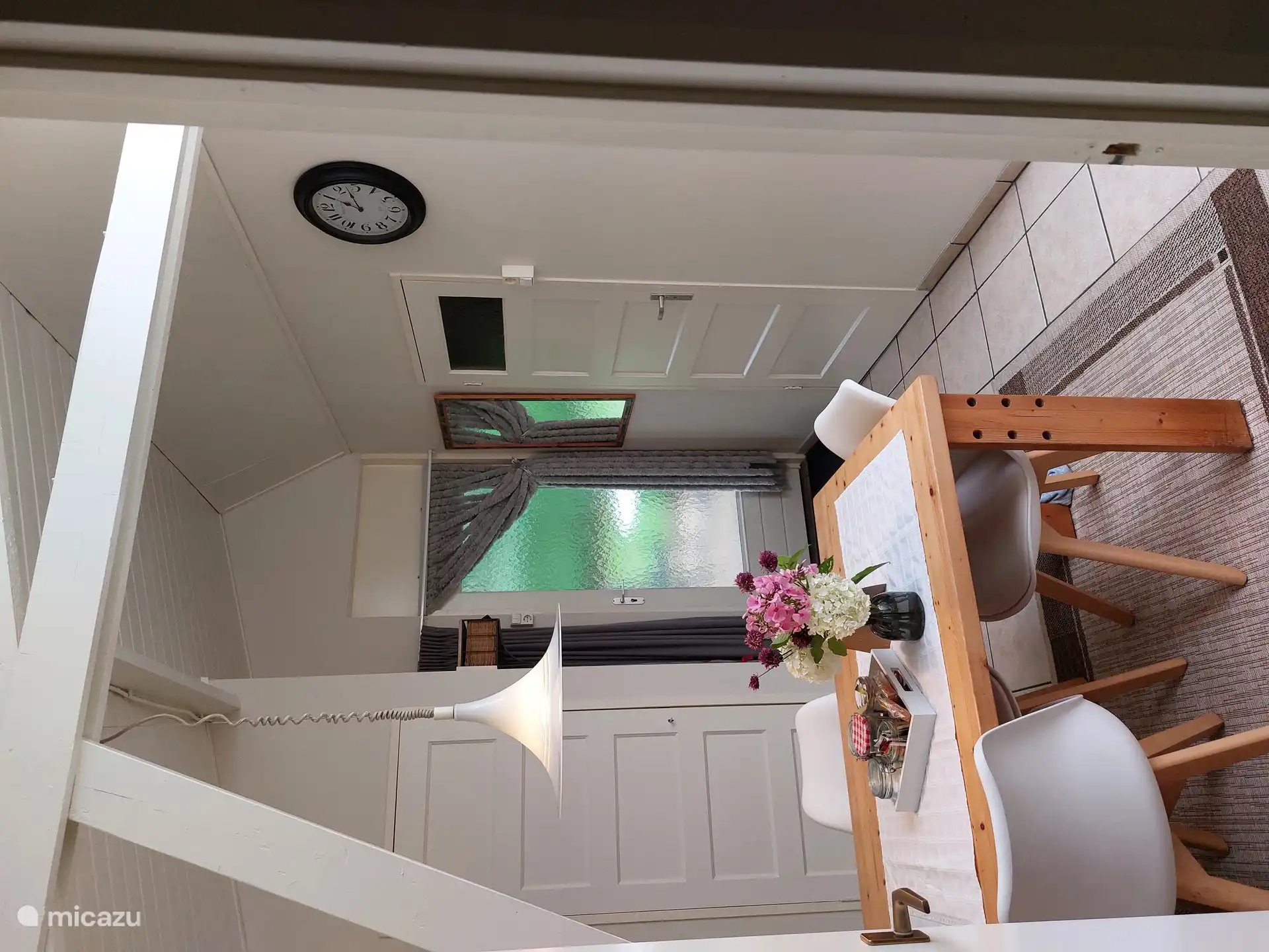  eethoek met zicht op buitendeur.