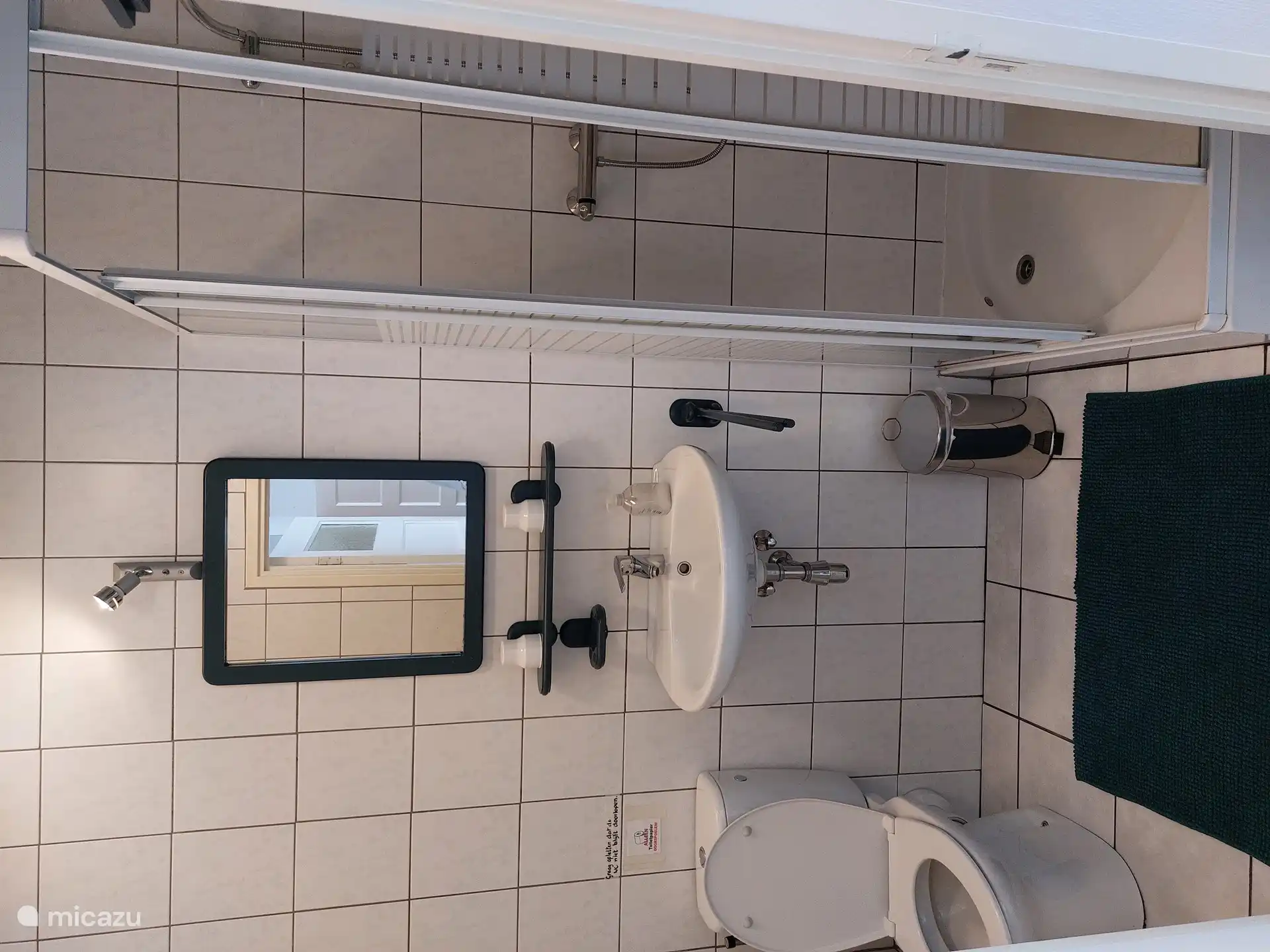 Badkamer met Toilet, Wastafel en Douchehoek