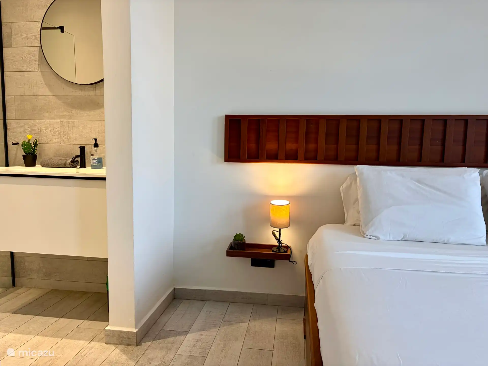 Dormitorio detallado 2 con cama grande de 200x180cm y baño vestido