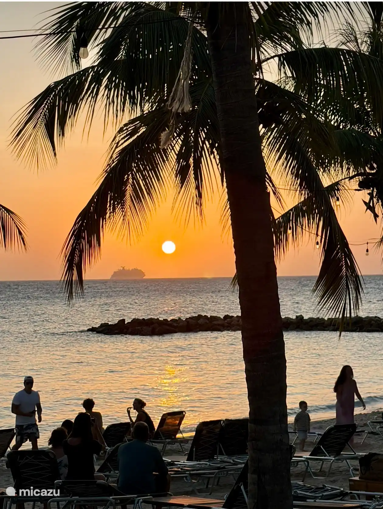 Puesta de sol en la playa de Blue Bay
