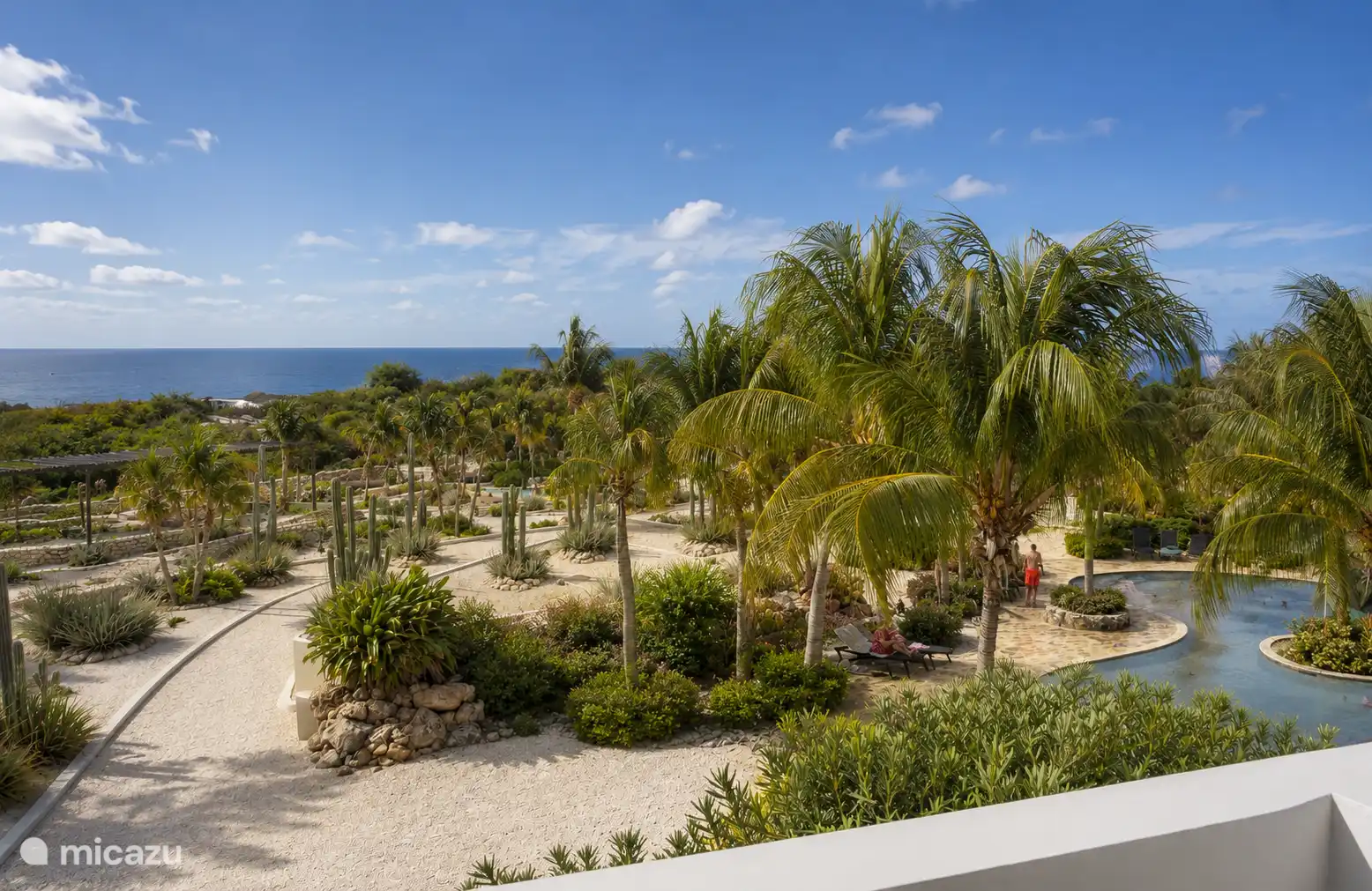 Vistas desde una amplia terraza de 40 m2 hacia piscina, paisajismo y océano