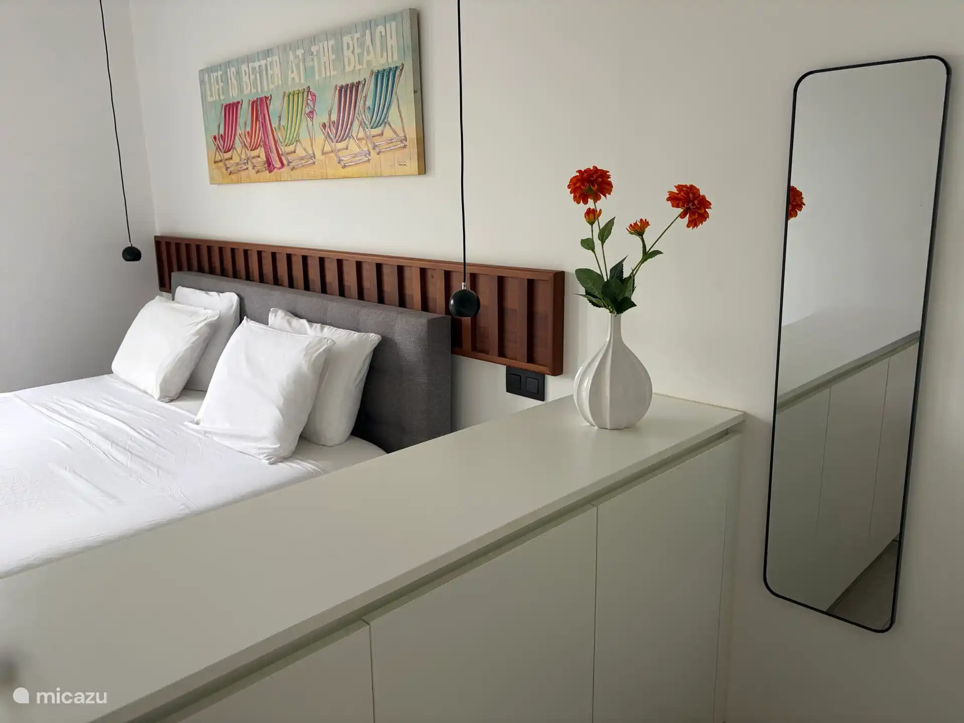 Dormitorio principal con aire acondicionado, ventanas, mosquiteras y armarios