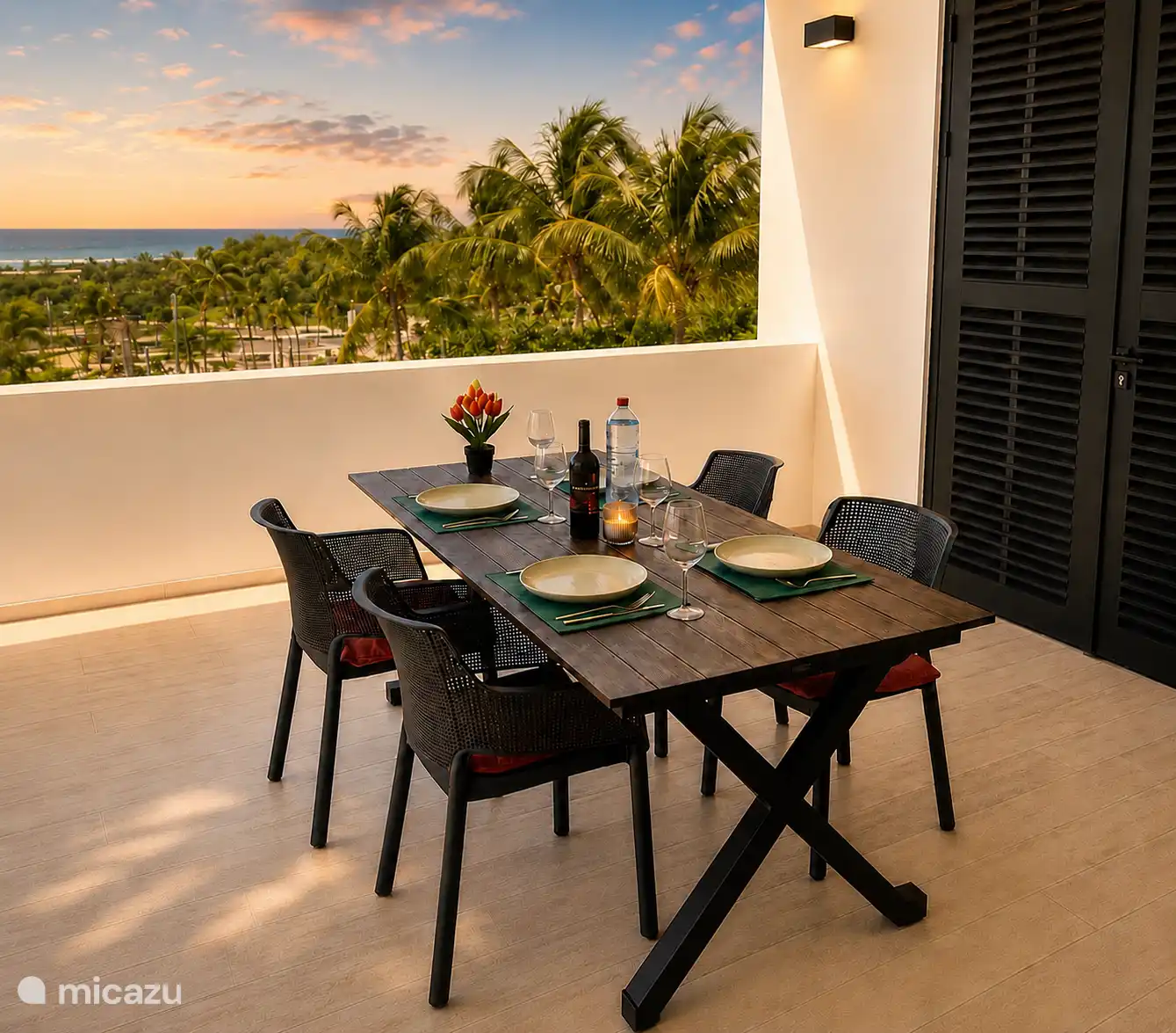 Disfruta de tu comida en la terraza con la puesta de sol