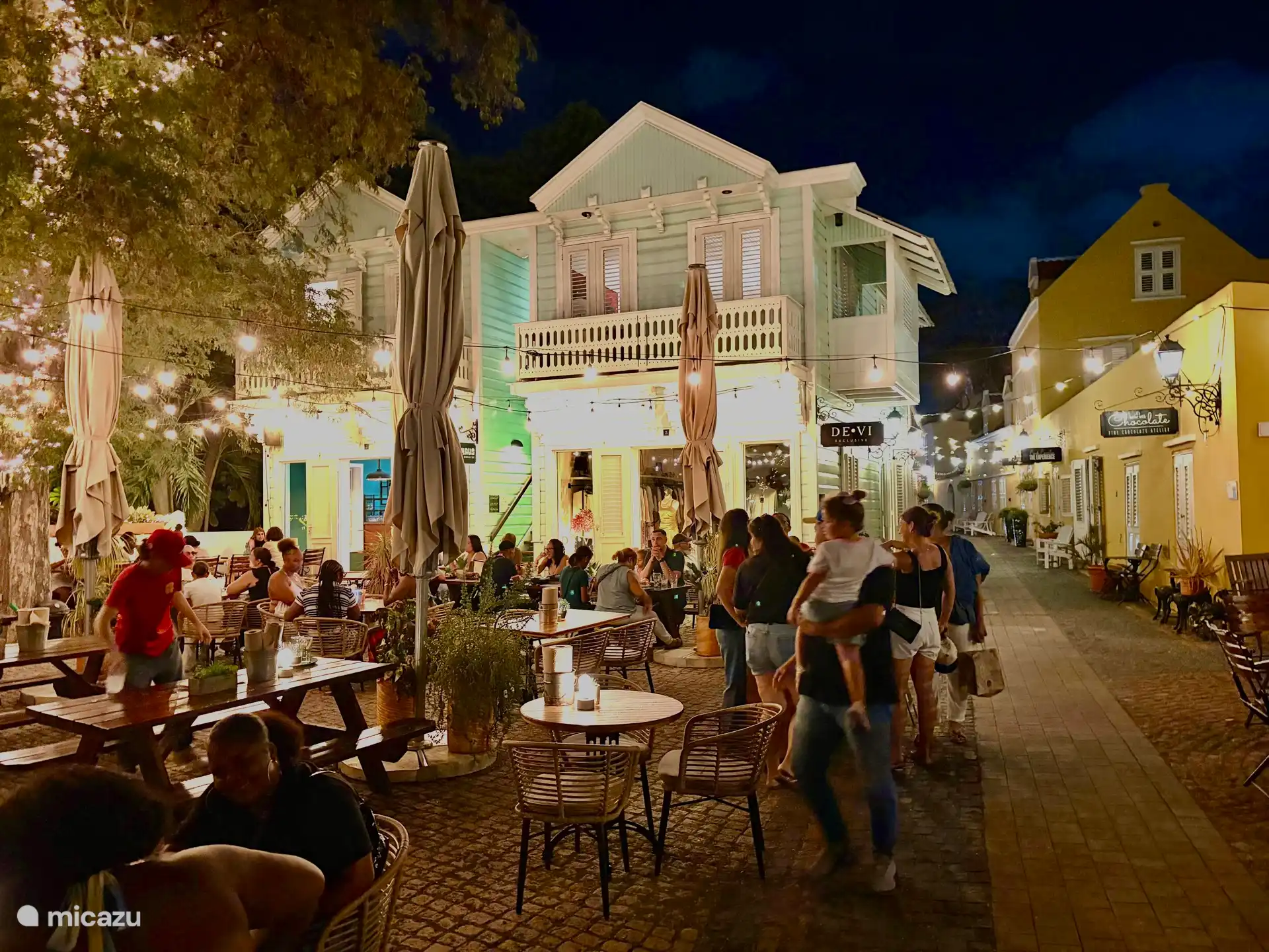 Kura Hulanda con tiendas, balneario y terrazas