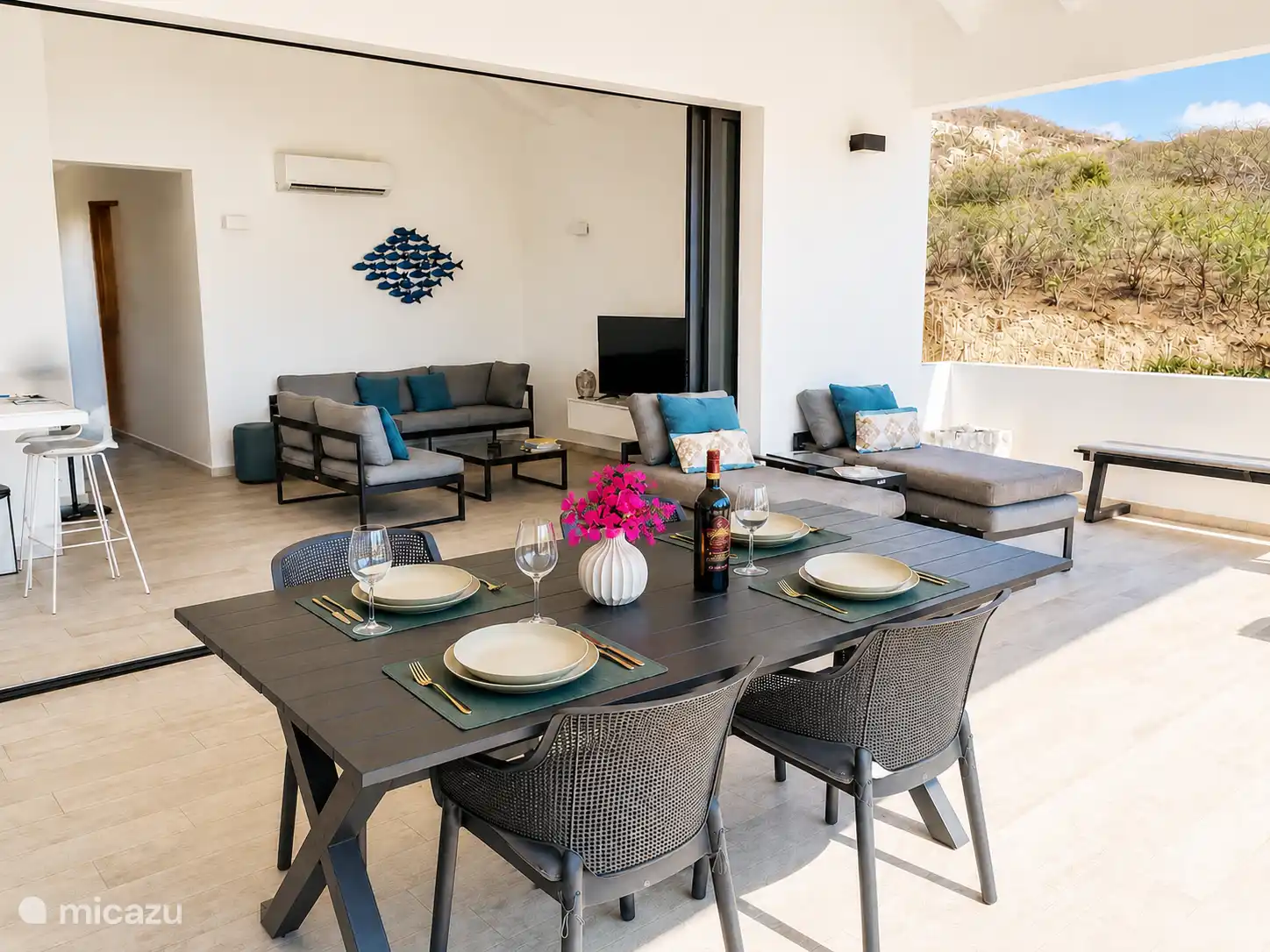 La terraza exterior y el salón están separados por puertas correderas, que pueden abrirse completamente