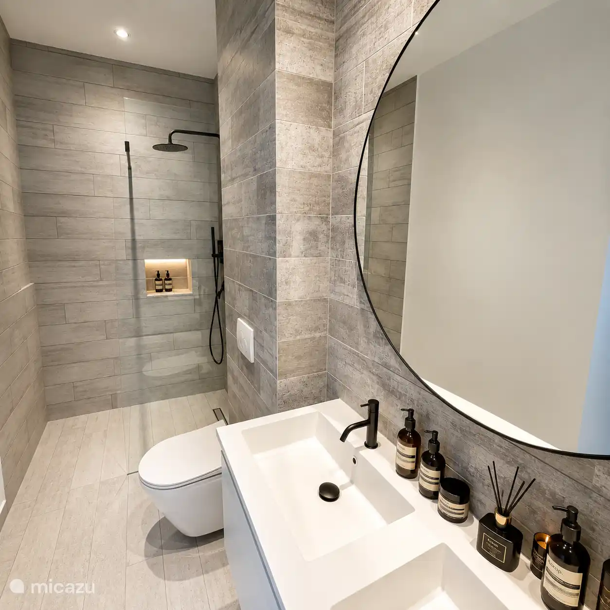 baño principal con ducha de lluvia, inodoro, 2 lavabos y accesorios