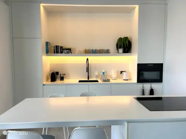 Blue Bay Penthouse REEF 5 OCEAN VIEW huren in Curaçao, Curacao-Midden, Willemstad - appartement Keuken en barblad met 4 stoeltjes