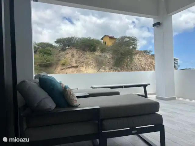 Blue Bay Penthouse REEF 5 OCEAN VIEW huren in Curaçao, Curacao-Midden, Willemstad - appartement 2 lounge bedden op terras