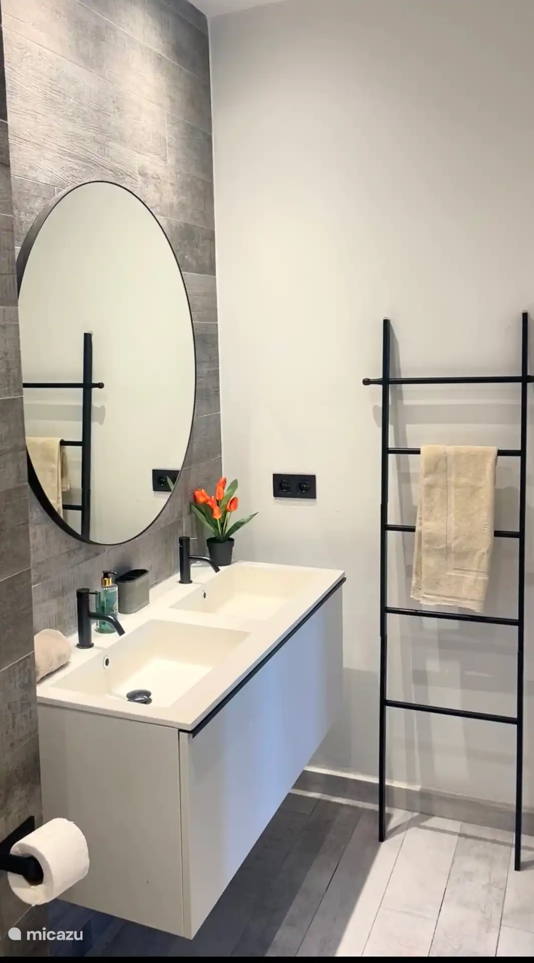 Sauberes, geräumiges Badezimmer mit begehbarer Dusche