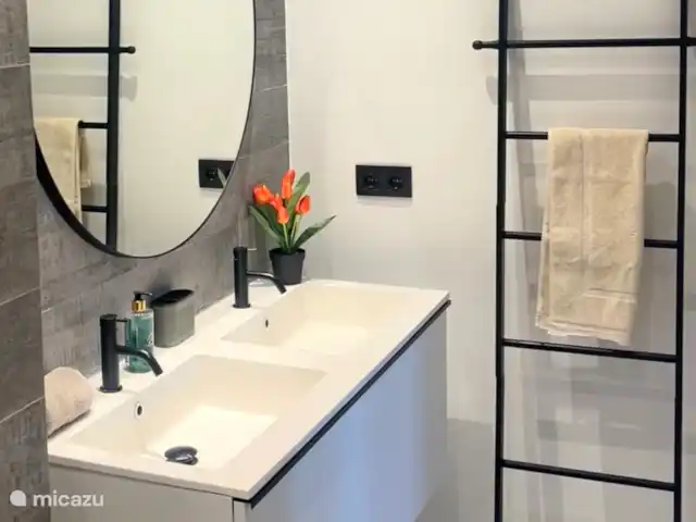 Blue Bay Penthouse REEF 5 OCEAN VIEW huren in Curaçao, Curacao-Midden, Willemstad - appartement Schone, ruime badkamer met inloop douche