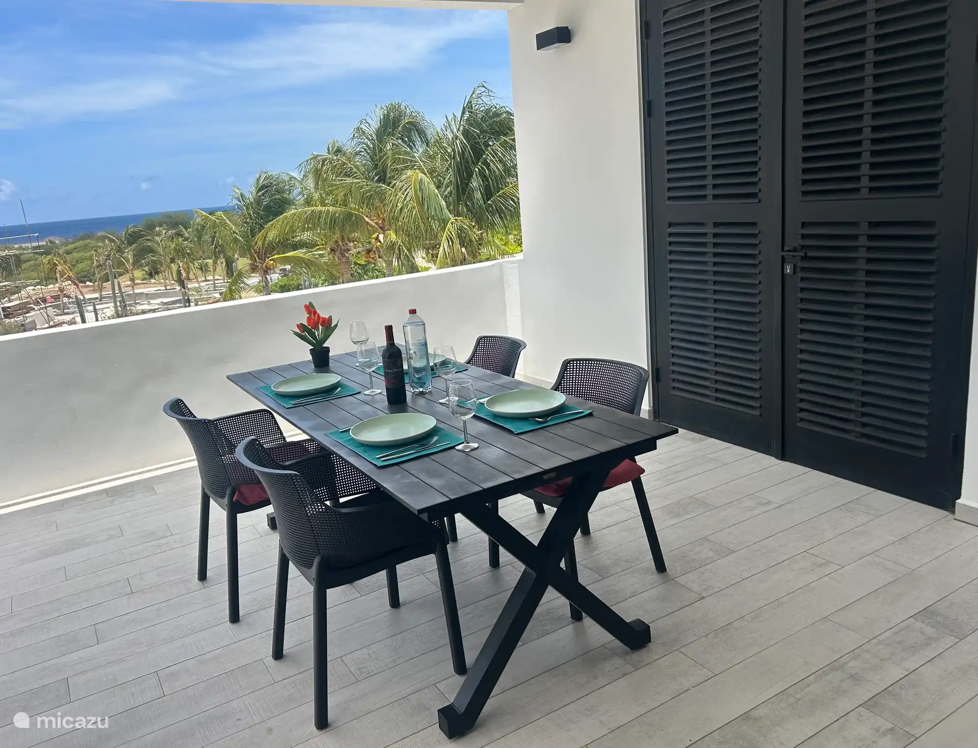 Ein großzügiger Esstisch auf der Veranda/Terrasse für ein köstliches Abendessen mit Blick aufs Meer