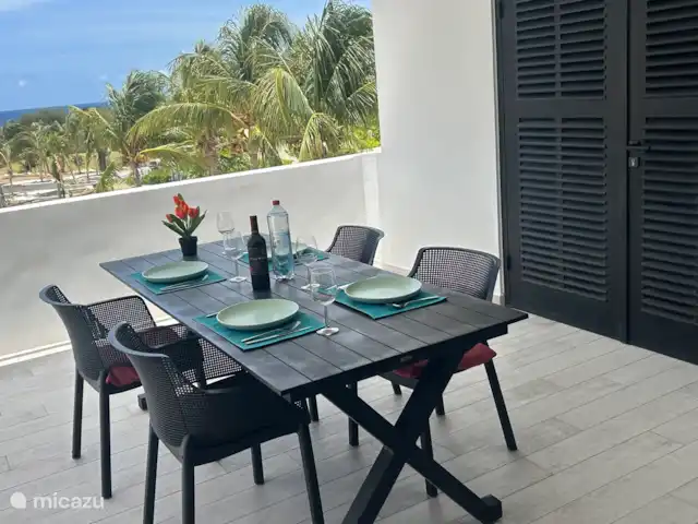 Blue Bay Penthouse REEF 5 OCEAN VIEW huren in Curaçao, Curacao-Midden, Willemstad - appartement Royale eettafel op  porche/terras voor een heerlijk diner met uitzicht op zee