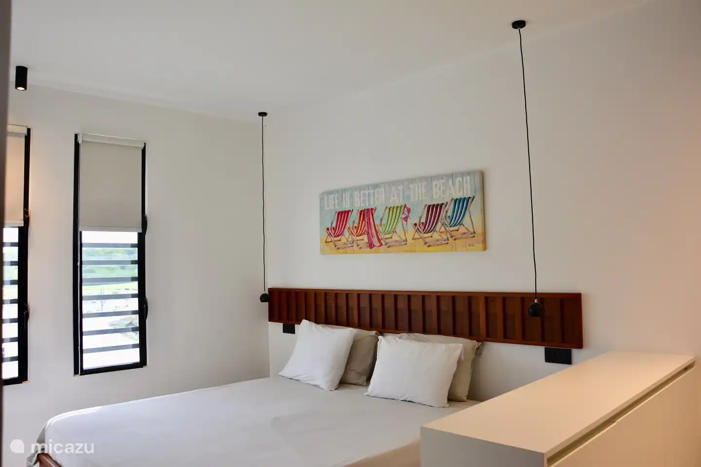 Hauptschlafzimmer mit 2 Fensterläden, Klimaanlage, Kleiderschrank und eigenem Bad