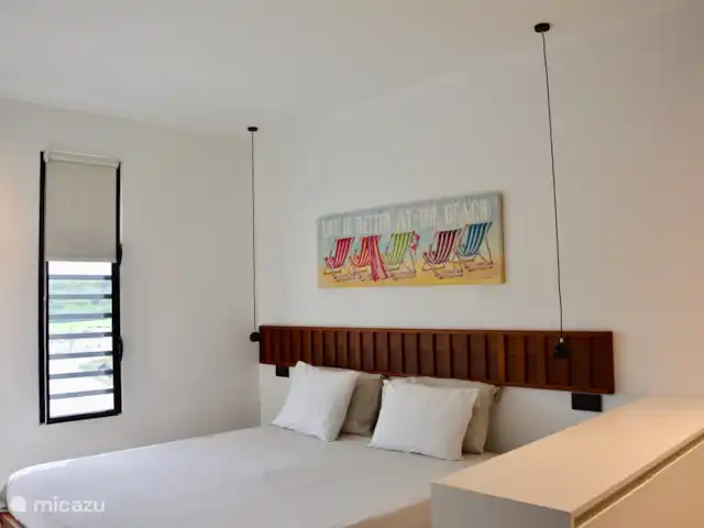 Blue Bay Penthouse REEF 5 OCEAN VIEW huren in Curaçao, Curacao-Midden, Willemstad - appartement Master slaapkamer met 2 shutter glazen ramen, airco unit, kleding kast ruimte en privé badkamer