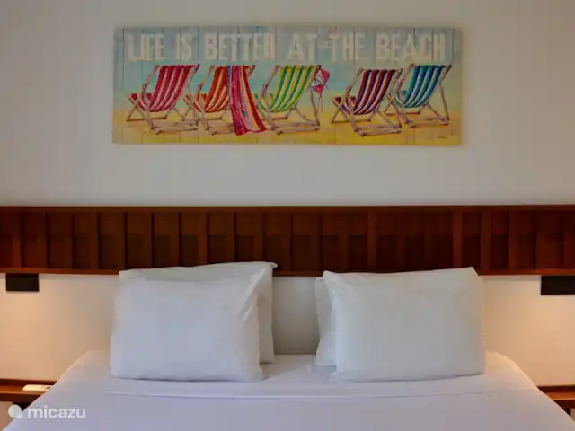 Blue Bay Penthouse REEF 5 OCEAN VIEW huren in Curaçao, Curacao-Midden, Willemstad - appartement Master bedroom, geniet van een heerlijk groot bed