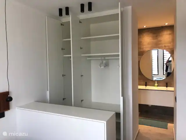 Blue Bay Penthouse REEF 5 OCEAN VIEW huren in Curaçao, Curacao-Midden, Willemstad - appartement Master slaapkamer met closet en toegang naar badkamer