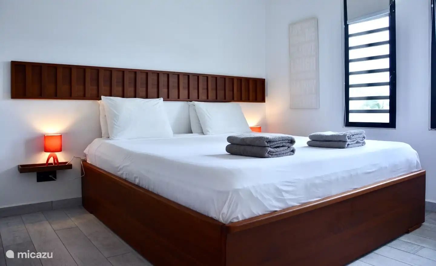 Schlafzimmer 2 mit eigenem Bad, Fensterläden, Fenster mit Rollläden und Klimaanlage