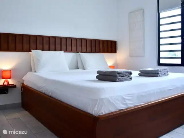 Blue Bay Penthouse REEF 5 OCEAN VIEW huren in Curaçao, Curacao-Midden, Willemstad - appartement Slaapkamer 2 met eigen badkamer, shutters ramen met rolgordijn en airco